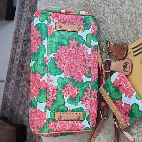 Beautiful Dooney & Bourke Red Geranium Leather Satchel, Key Ring, Wallet Set ♥️ - Picture 8 of 17